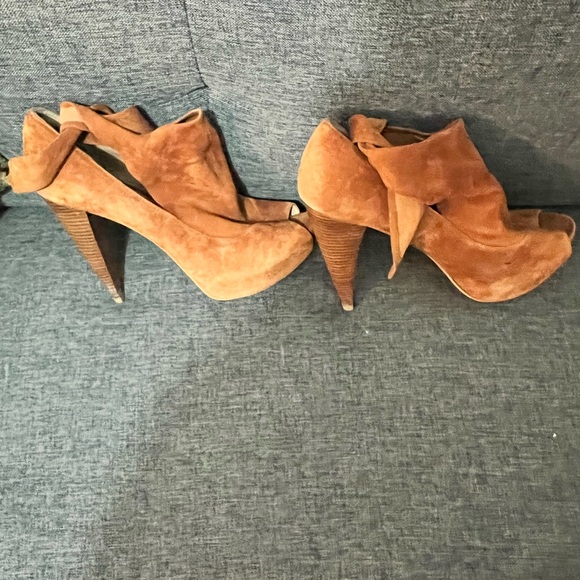 Brown Platform - Picture 2 of 3